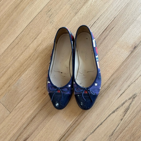 CHANEL Multicolor Abstract Printed Patent Leather CC Cap Toe Ballerina Flats - Picture 3 of 14